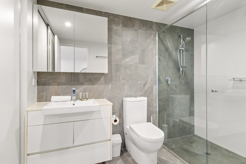 West End Flat With Pool and BBQ Access