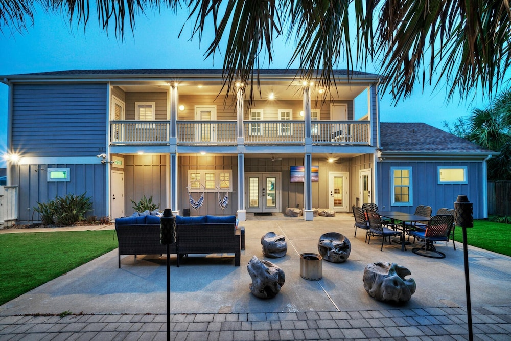 16 Palms by Avantstay Luxury Getaway, Backyard Oasis Pool & Playscape Access view 2