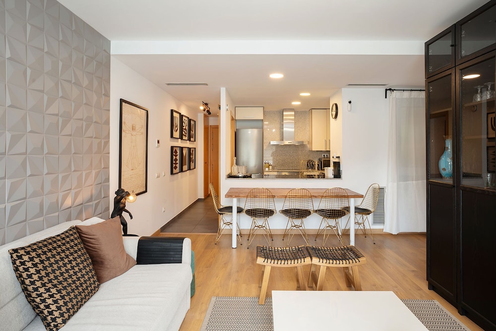 Modern Apartment Near Pl Espa a