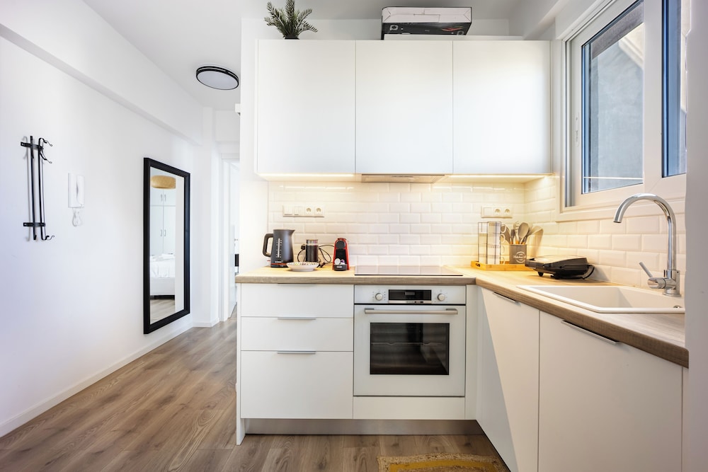 Cozy 2BR Near Metro Acropolis View