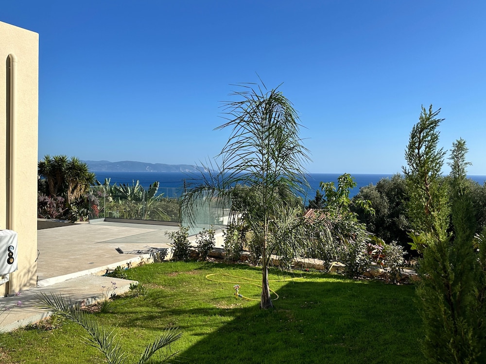 Luxurious Villa Retreat in Lourdata