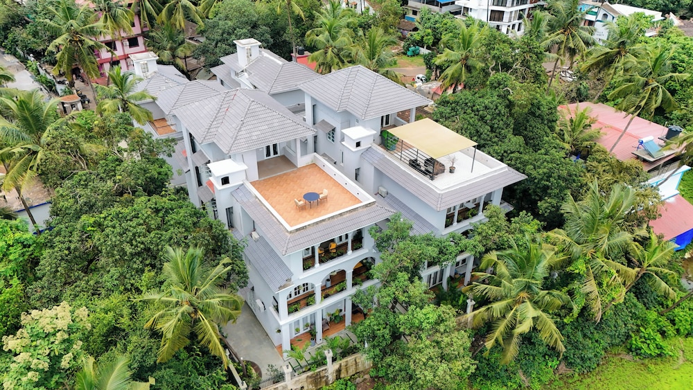 Esh Cottages Birch | Hillside 4-BHK Hideaway With Lush Garden, Common Pool, & Gaming Zone