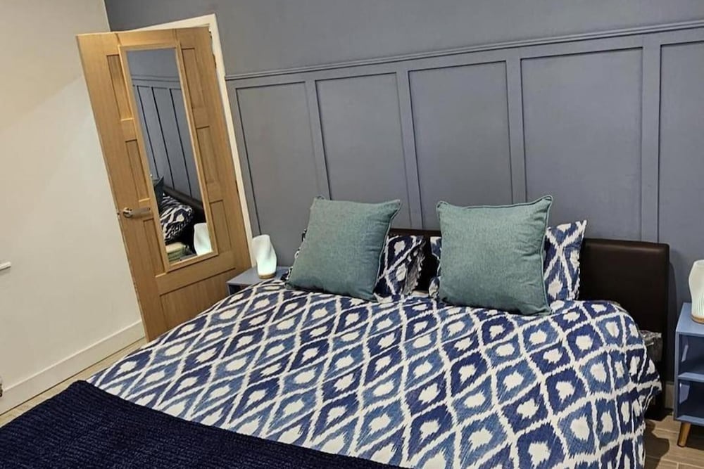 Chester - 4 Bed House Free Parking