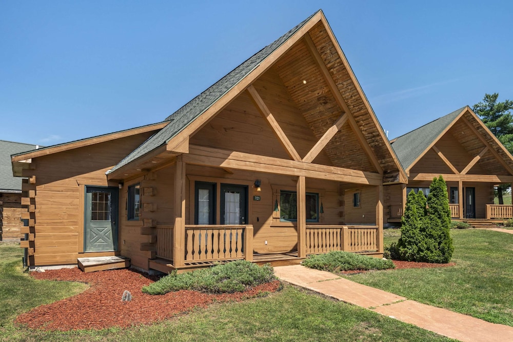Three Bears Waterpark Resort Near Tomah, Ascend Collection Hotel