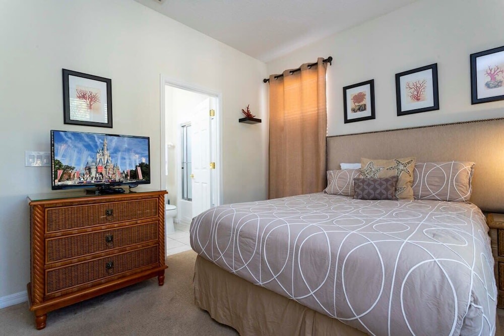 Gorgeous 4 Bedroom w/ Pool Close to Disney 920