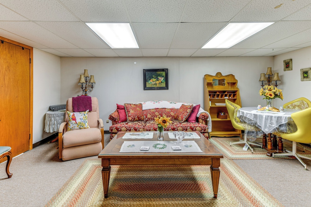 2 Mi to Walden Galleria: Apartment w/ Patio