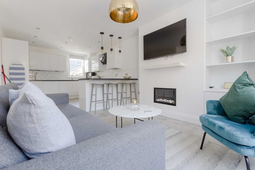 Stunning 3 Bedroom 2 Bath in Fantastic Location