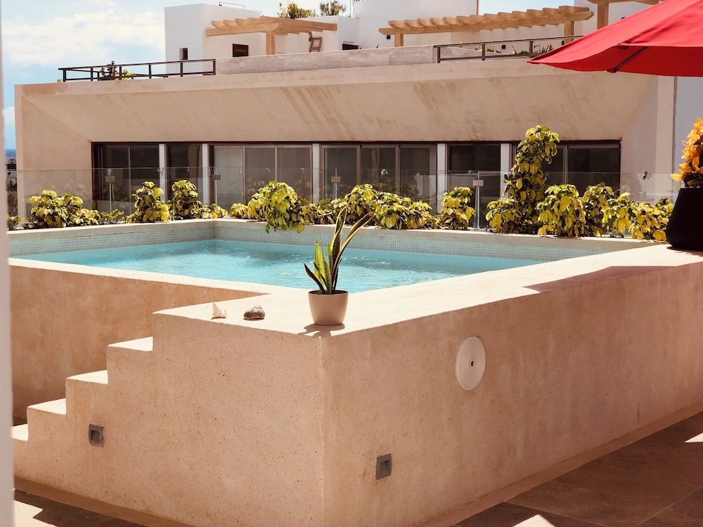 Stylish Studios with Rooftop Pool