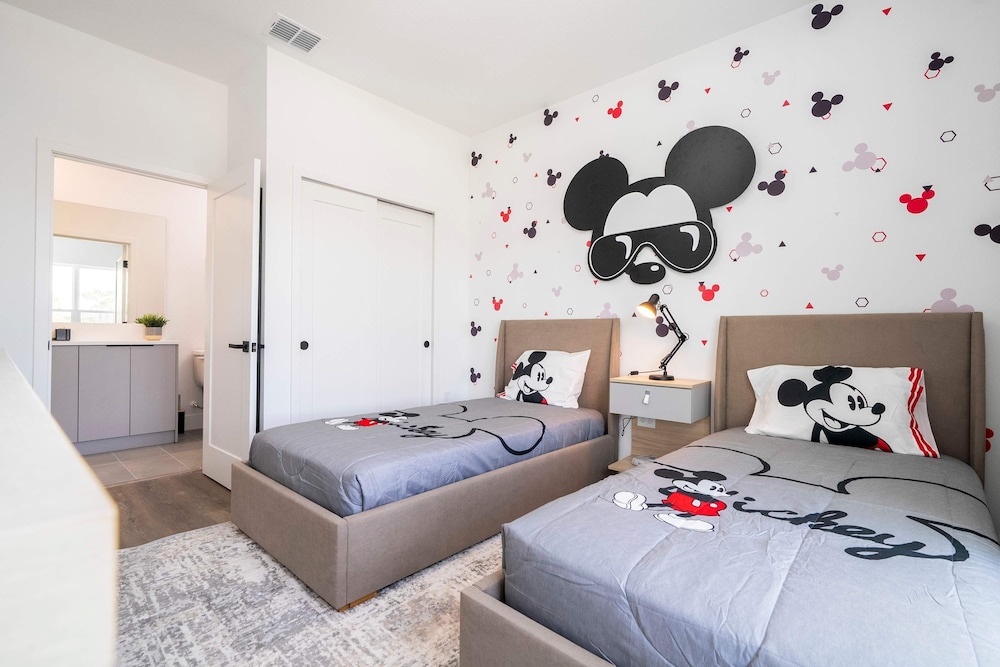 Modern 5BR Near Disney Private Pool