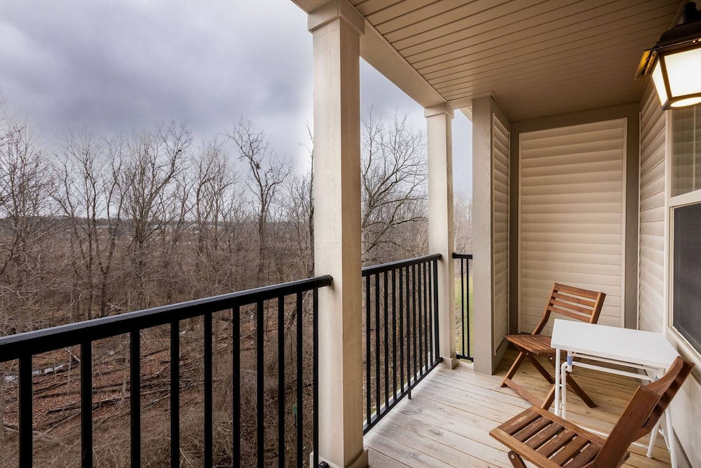 Woodland Penthouse 2BR W D Pool Gym Walkable