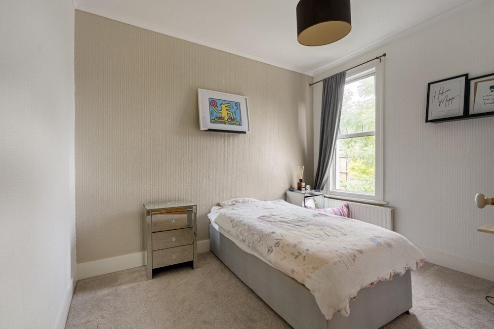 Inviting 3-bed House in Beckenham view 3