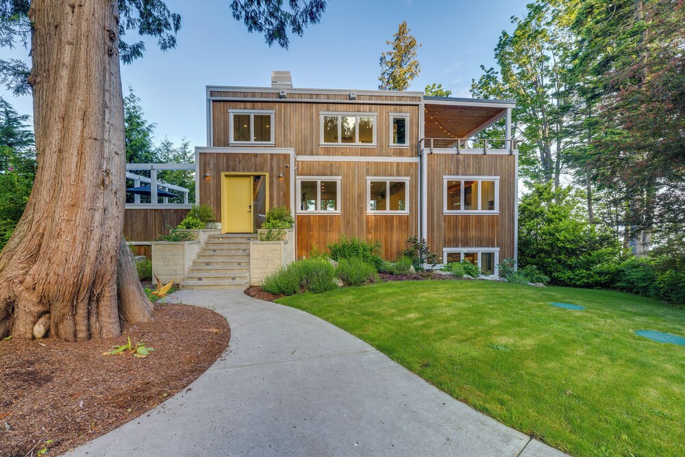 Stunning Semiahmoo Bay Views: Spacious PNW Home