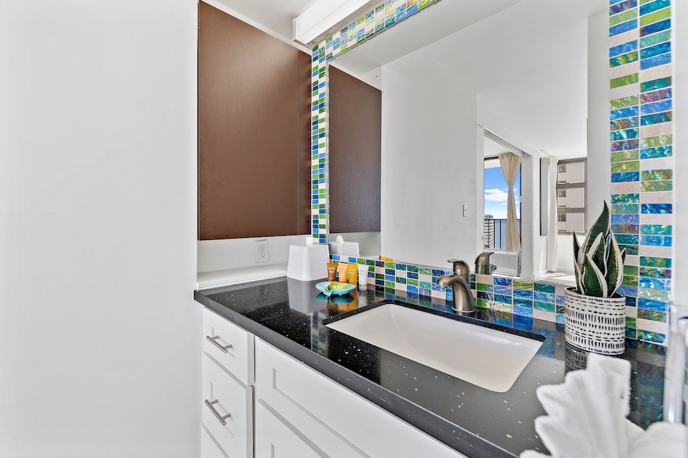 High Floor Ocean View Condo (King Bed and Parking): bathroom photo