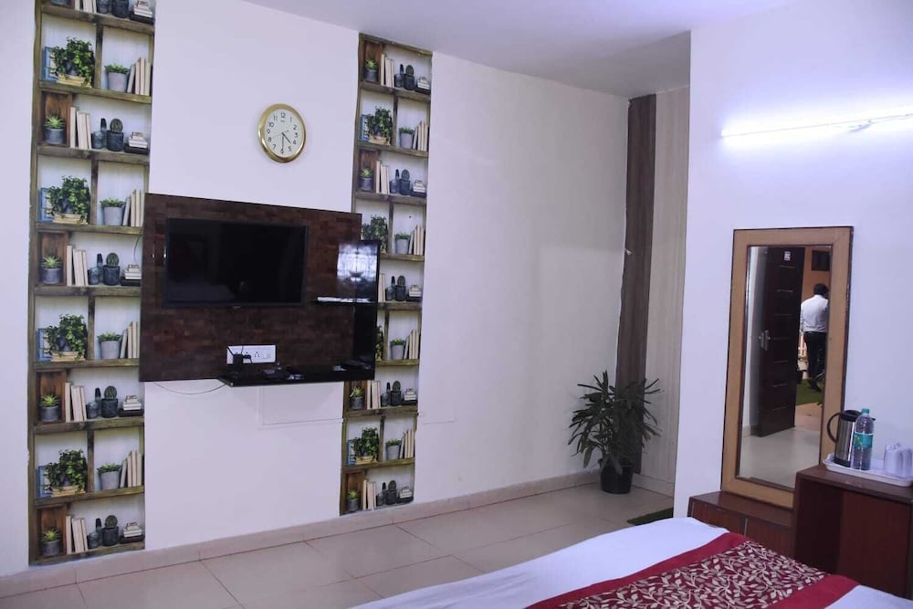 Hotel Rajhans Regency