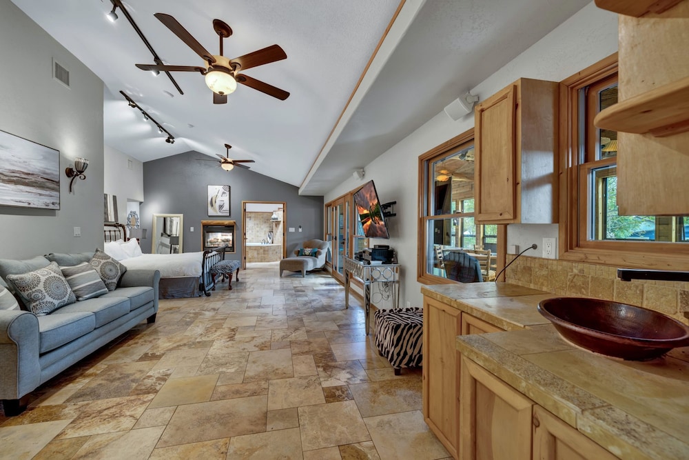 Terracotta Oasis - Wimberley for 30 Guests