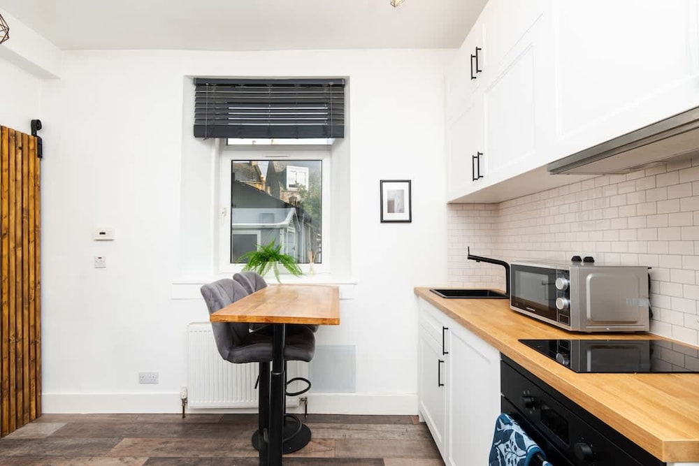 1 Bedroom Apartment-free Parking
