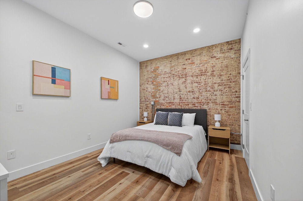 Stylish Downtown Unit With Historic Charm 2 Bedroom Apts