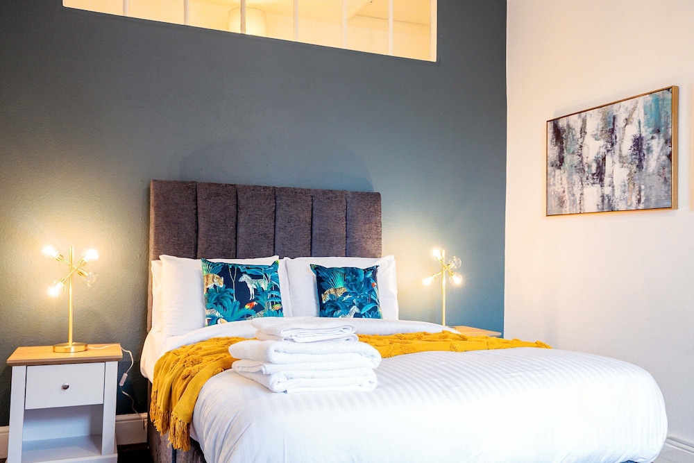 Host Stay Compton House