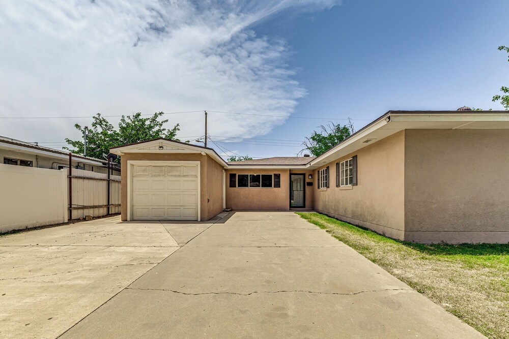 5 Mi to UFO Museum: Roswell Home w/ Spacious Yard!