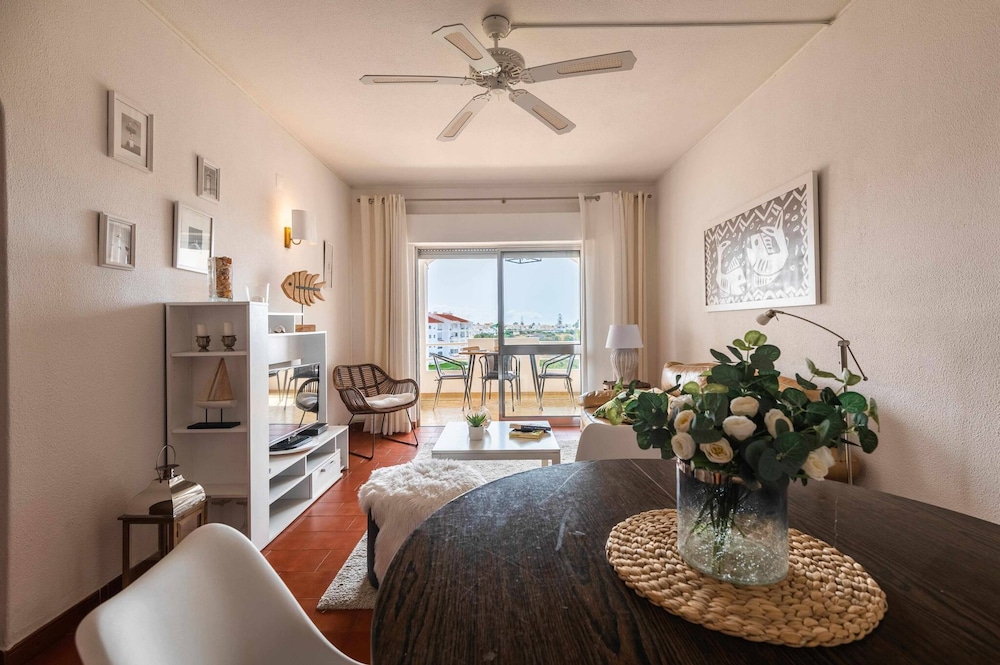 Sea View Central Town 2 Bedroom Apartment