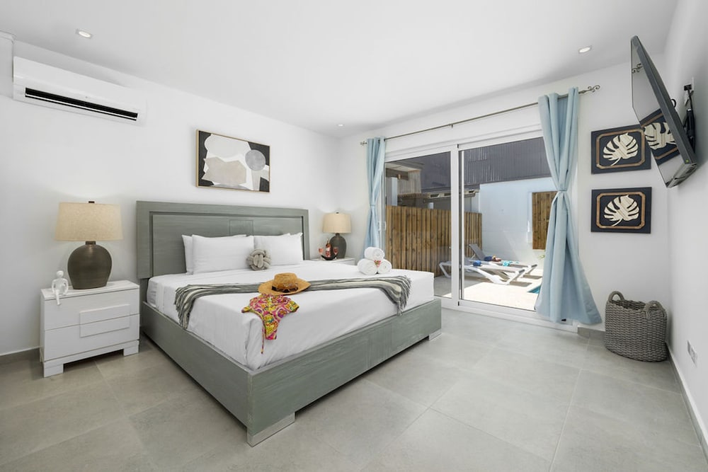 Brand NEW Private Pool King Beds Palmbeach