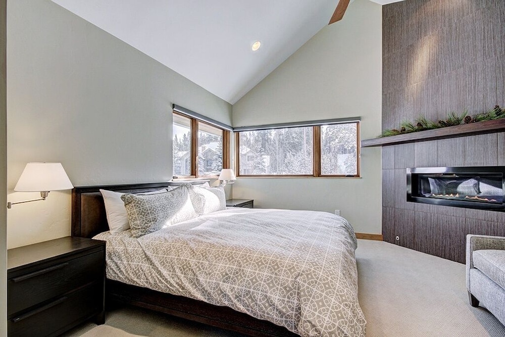 Cloud 4 Bedroom Home by RedAwning