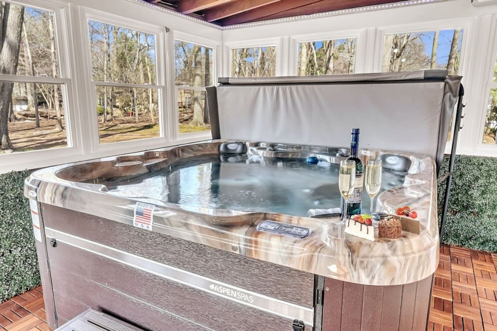 Fall Getaway With Hot Tub Fire Pit and Games