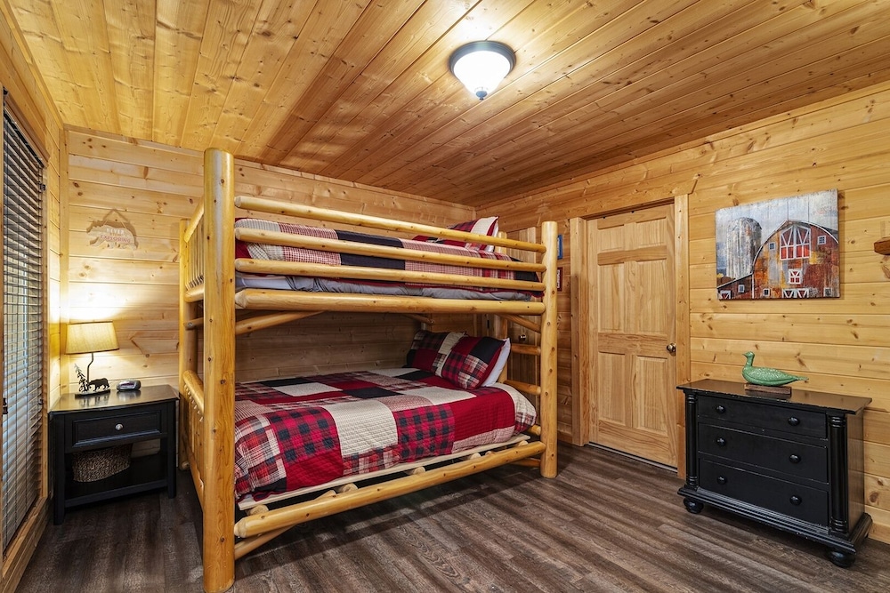 A To Remember - 5 Bedrooms, 5 Baths, Sleeps 18 Cabin by RedAwning