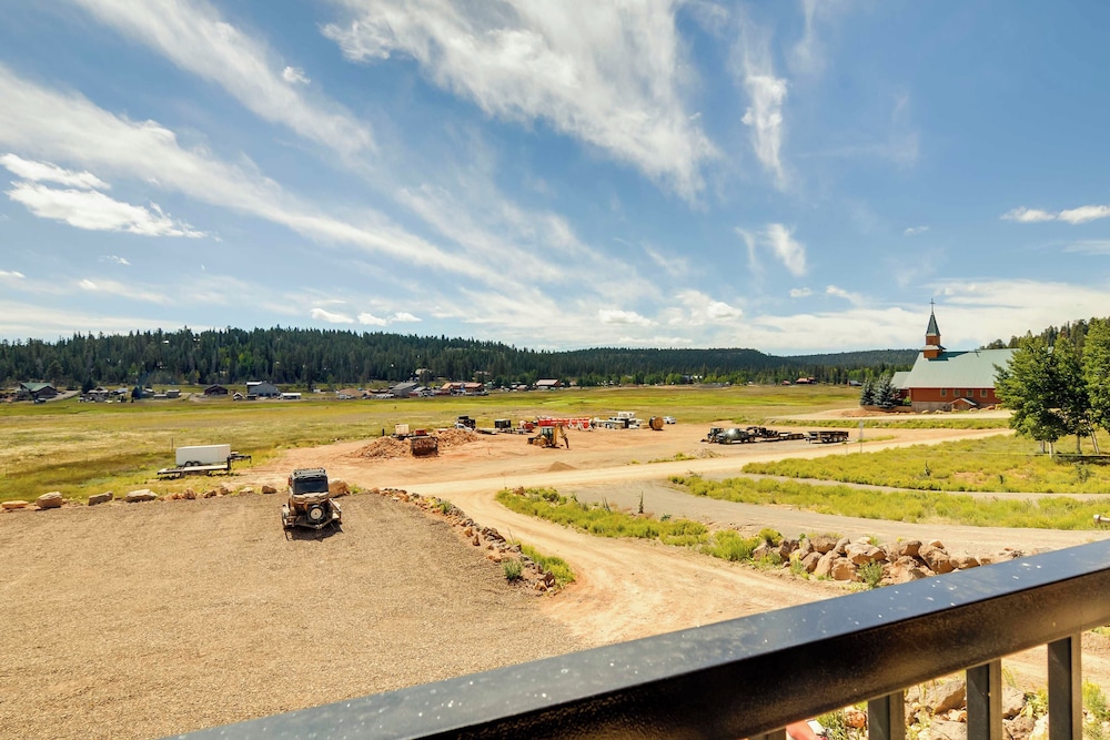 Pet-friendly Apt in Duck Creek Village w/ Mtn View