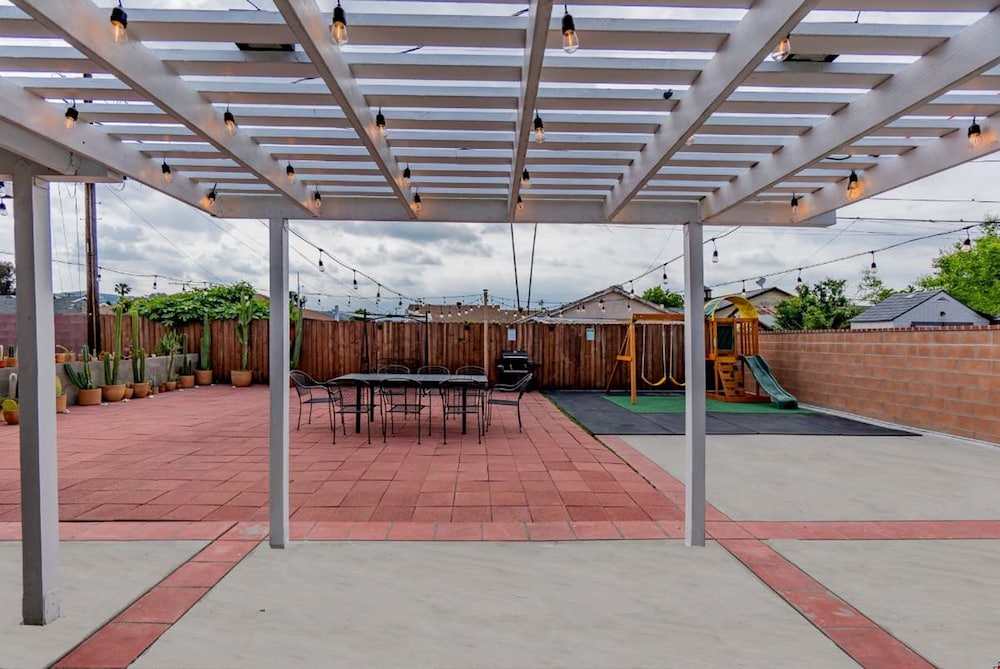 Cozy Family Retreat Game Room Backyard in Hacienda