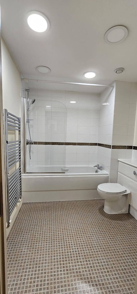 Modern & Lovely 2 Bed in London