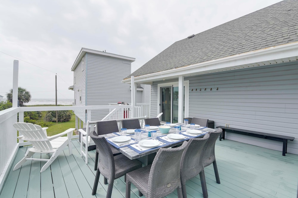 1 Block to Beach: Family Retreat in Galveston!