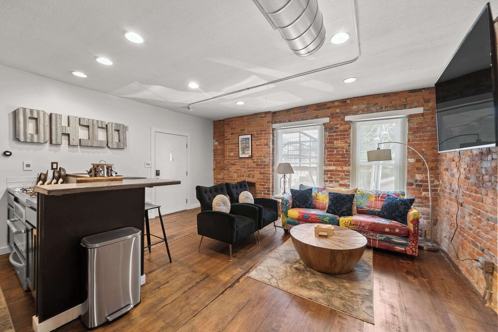 Short North Lounge Stay for 2 - Image 2