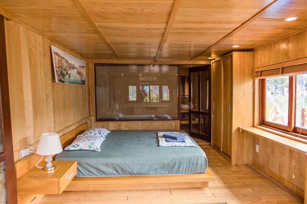 Lan Ha Floating Homestay
