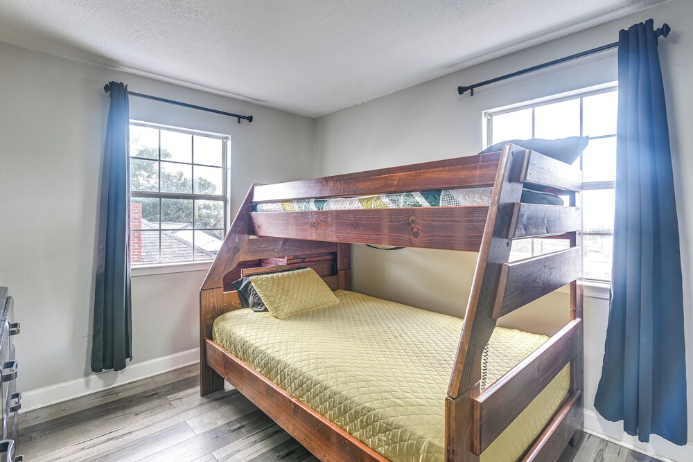 Walkable Apt 2 Mi to Dtwn: Houston Retreat!