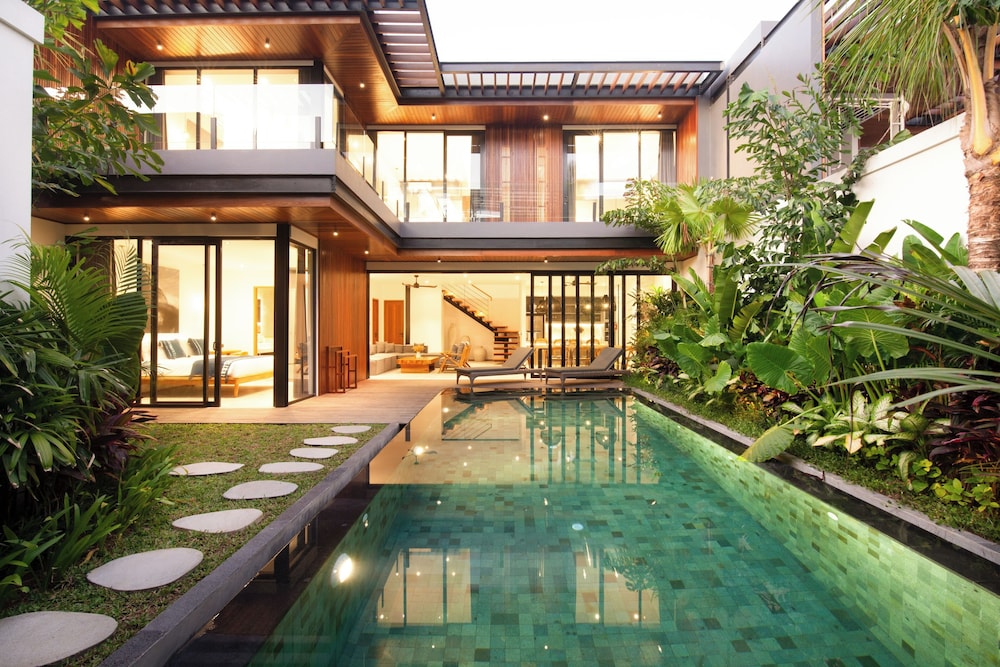Seaside Escape: 4BR Villa, 190m to Canggu Beach