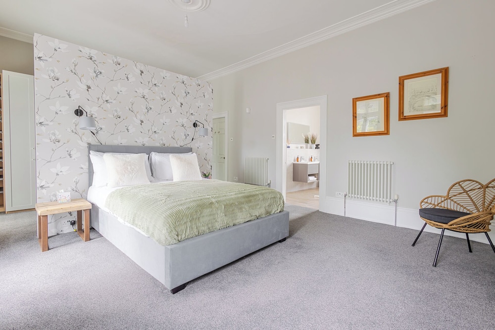 Elegant Townhouse&Basement in Leamington