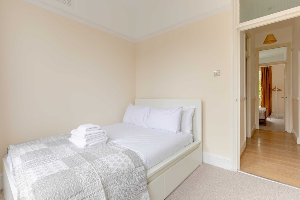 Roomy 3BD by Hampstead Heath!