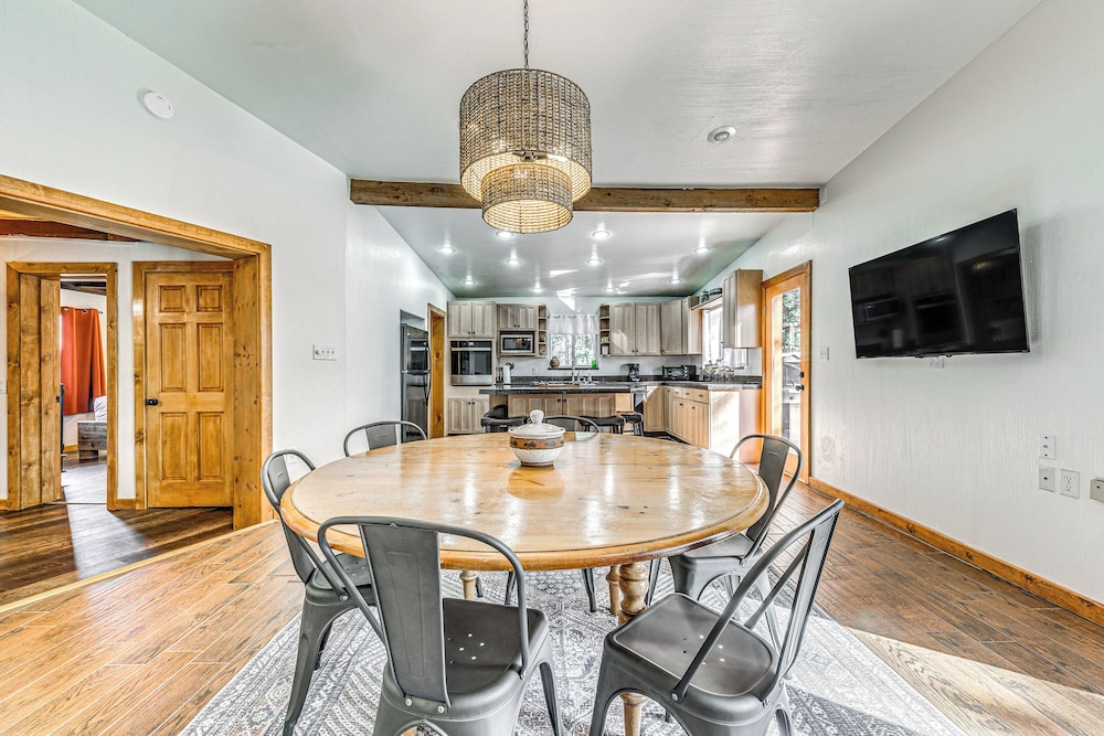 Walk to Midtown Ruidoso: Modern-rustic Cabin