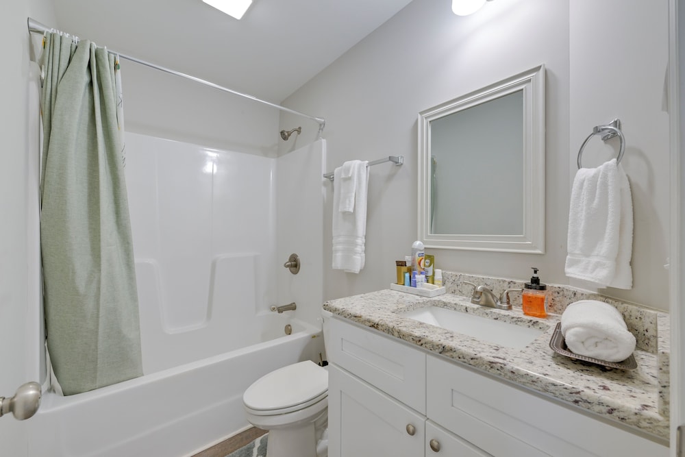 5 Mi to Charlotte Motor Speedway: Cozy Townhome