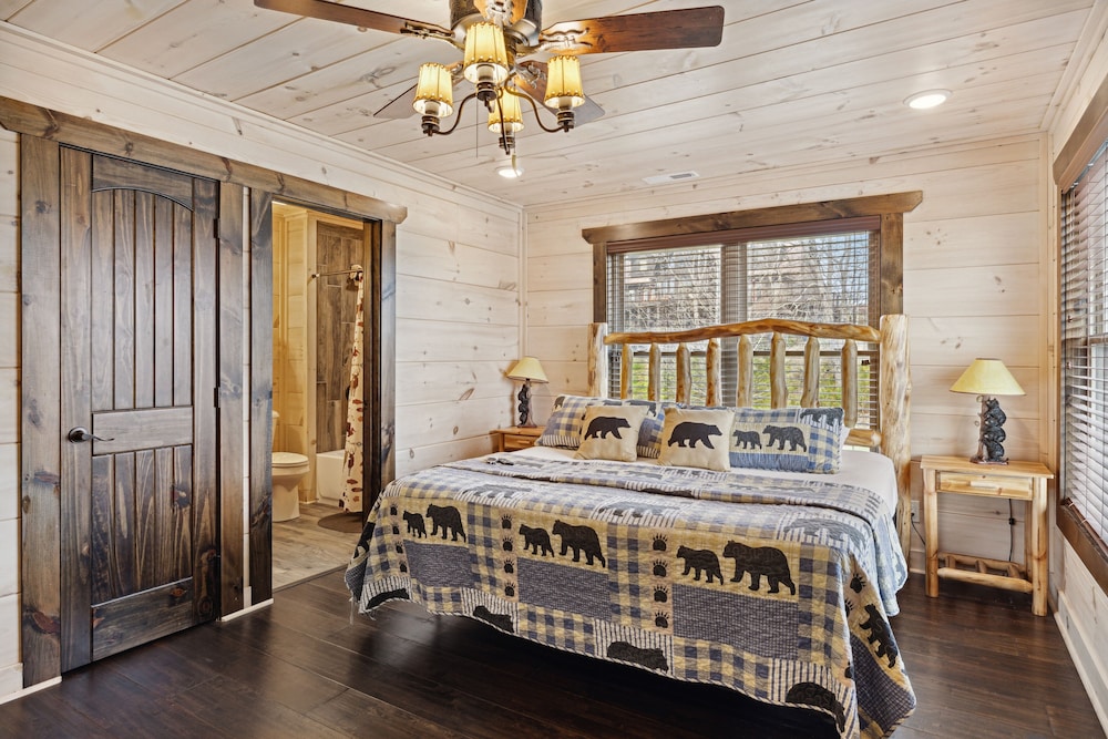 Smoky Mountain Chalet 3 Bedroom Home by RedAwning view 3