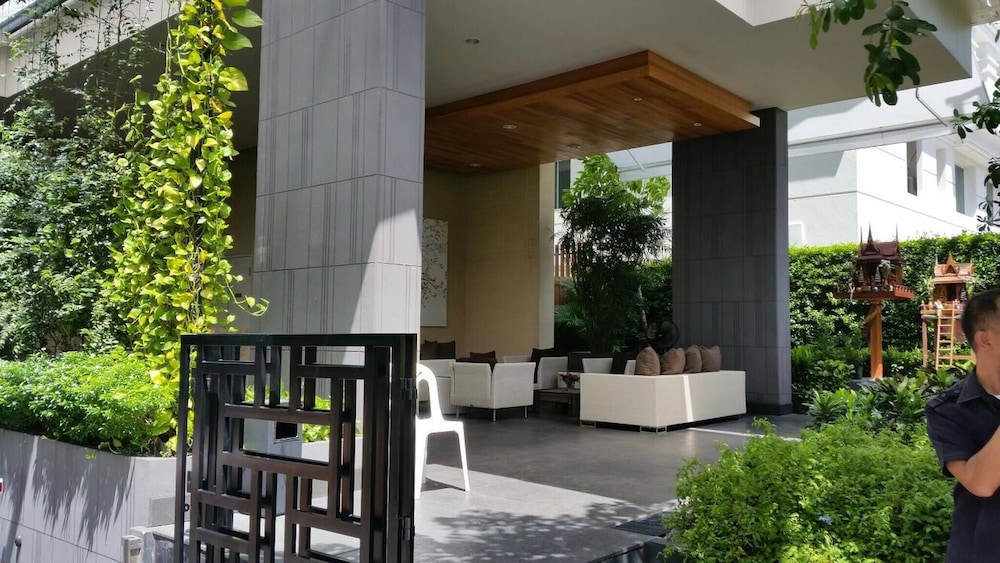 S39- 1 Bedroom Downtown Apt With Balcony and Pool