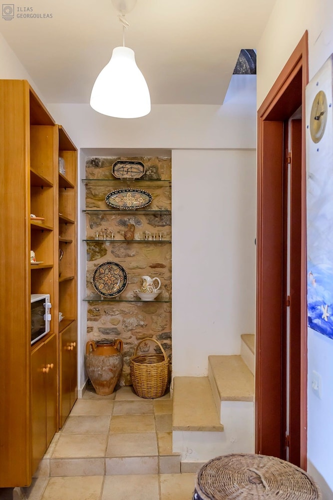 Waveside Sanctuary - Luxurious Seastone Villa