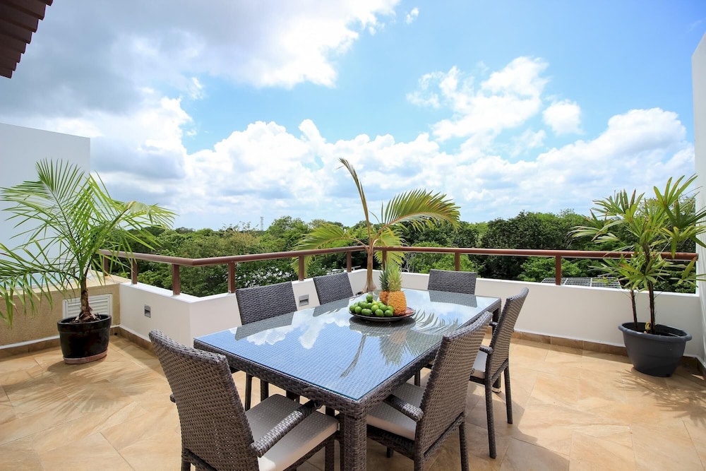 2-story Penthouse w Hot Tub Panoramic Jungle Views Charming Balcony in Bahia Principe