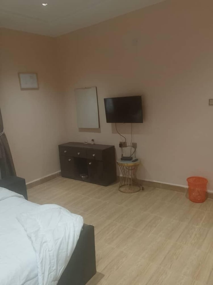 Claramojisola - Eunice Apartments
