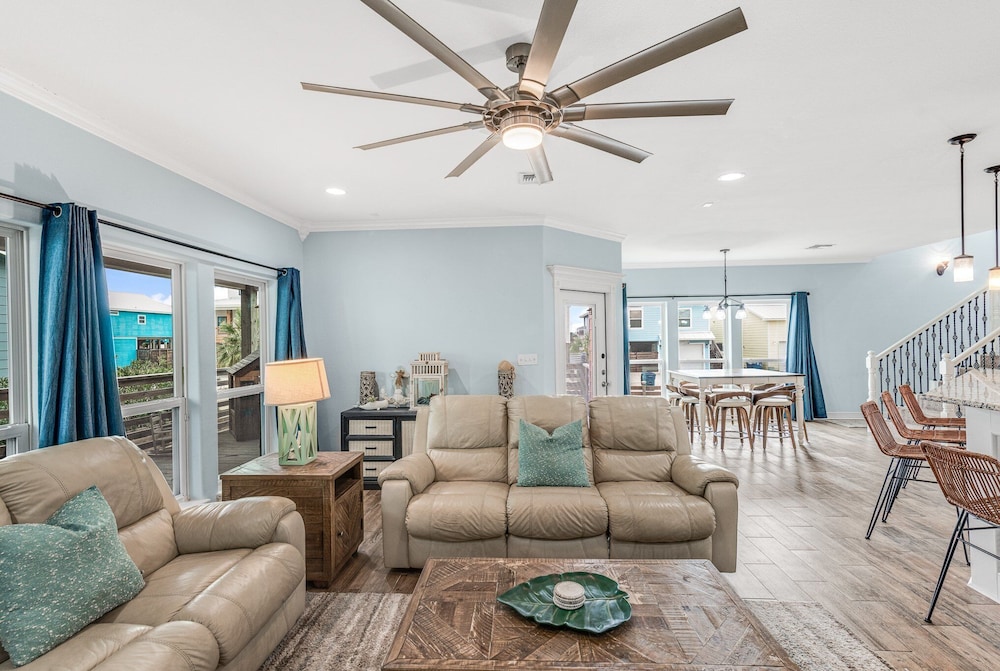 Sunrise Paradise - Pet Friendly! Community Pool!