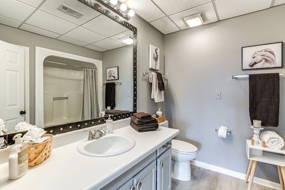 Rustic Cowboy Ranch Retreat: Stay Near Nashville
