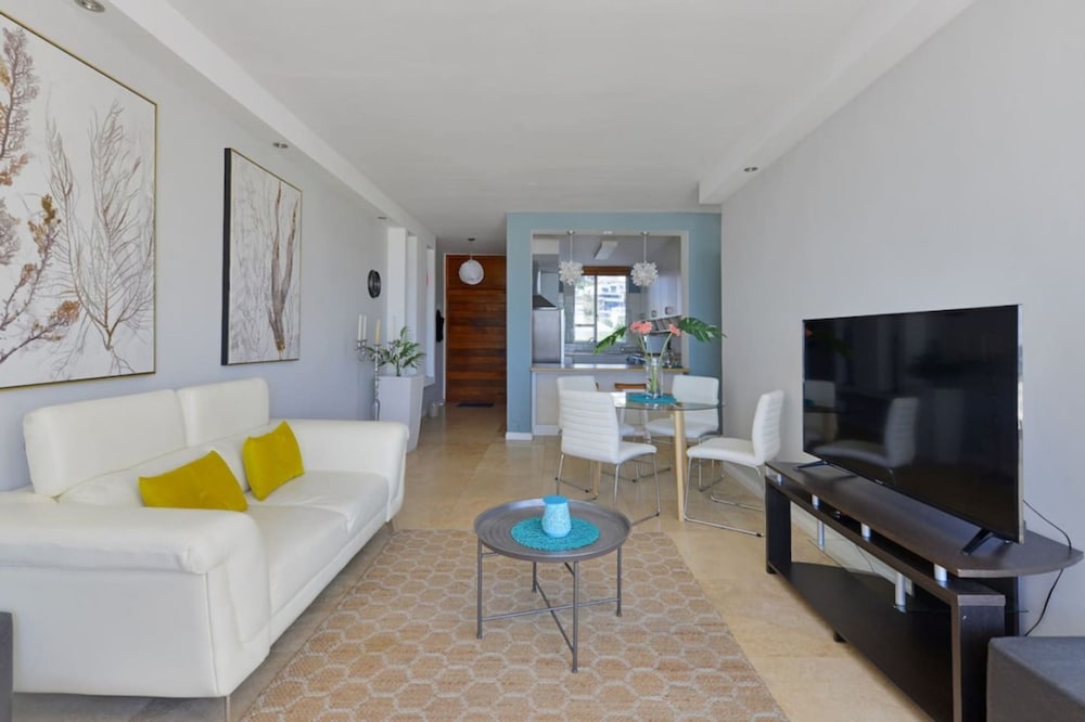 Top-floor 2-bed Beachfront Sunny Camps Bay Views