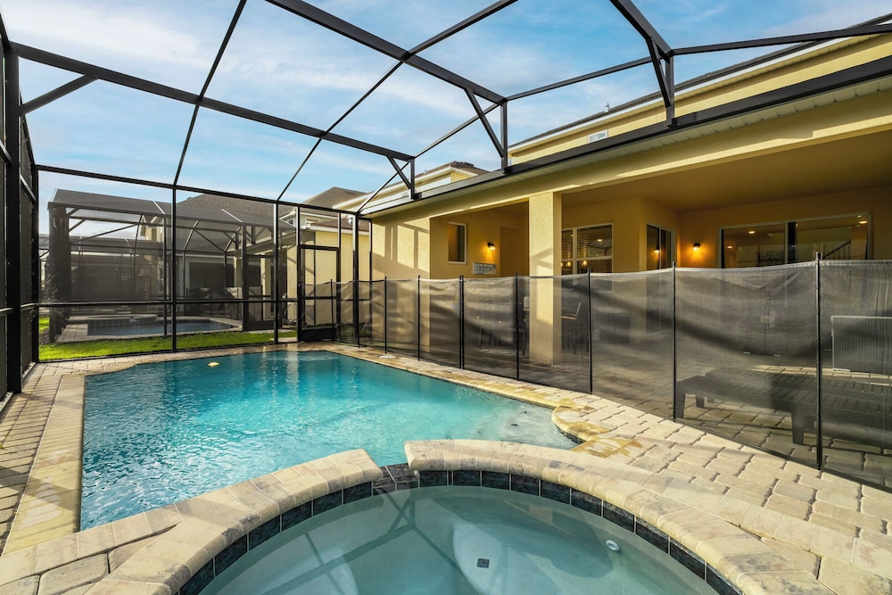 Modern Retreat Private Pool Near Disney