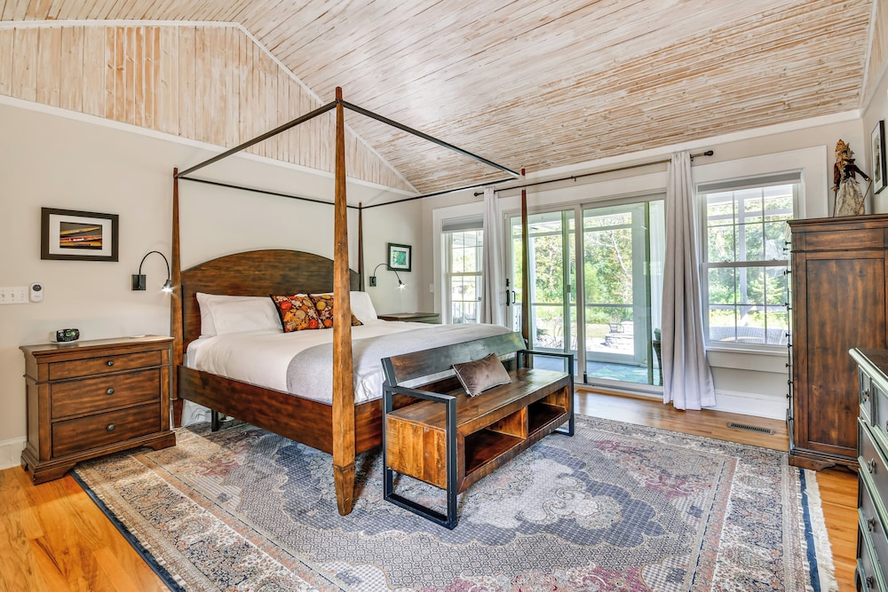 Mtn Views, Deck, Porches & Patio: Asheville Escape